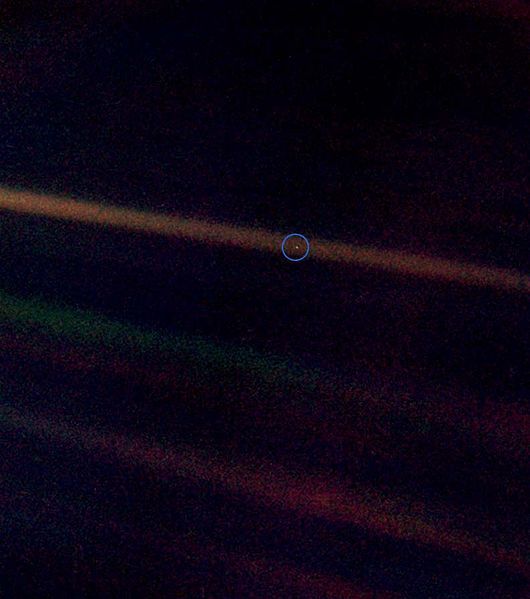 'Pale Blue Dot.' Diambil jutaan kilometer jauhnya di luar angkasa, di foto ini Bumi hanya titik kecil yang hampir tak terlihat.