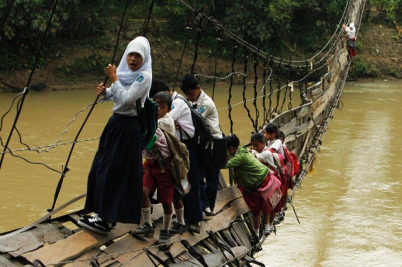 Pergi ke sekolah