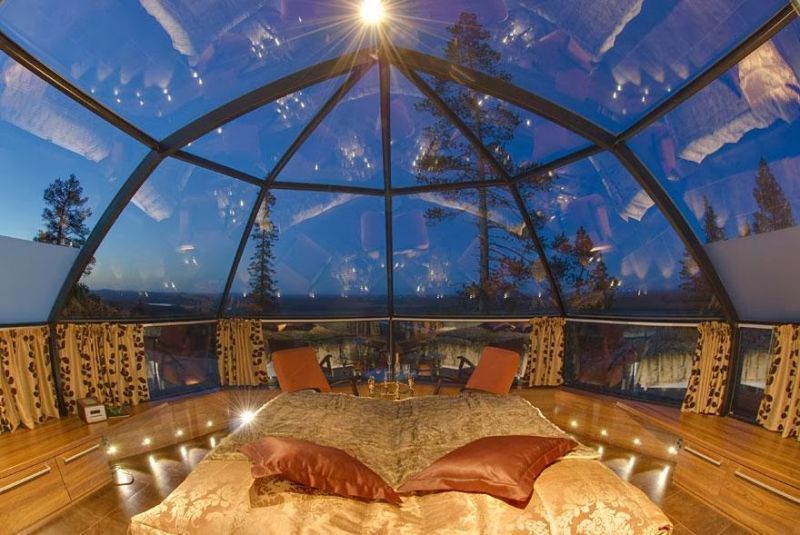 Hotel ini berbetuk seperti rumah Igloo dan beratapkan kaca transparan