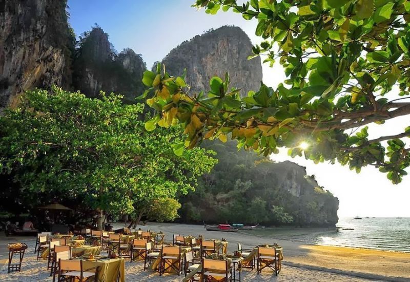 Mau dinner di pinggir laut nan indah? Di sini tempatnya
