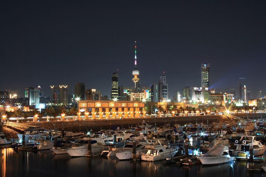 Kota Kuwait di malam hari
