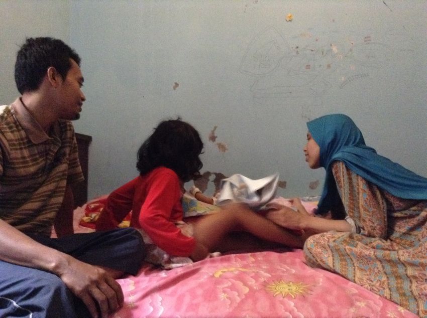 Agung dan Vera saat bercengkerama dengan keluarga