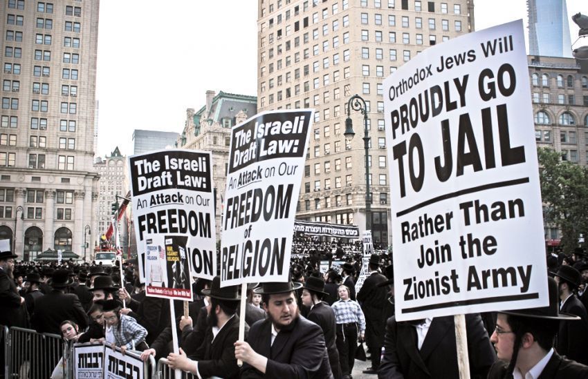 Yahudi ortodoks berdemo menolak tindakan tentara Zionis di Israel