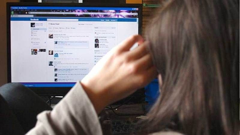 Mengumbar masalah pribadi di media sosial