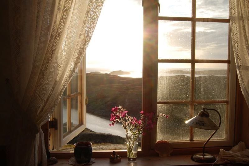 Buka jendela supaya udara dan matahari masuk ke dalam kamar