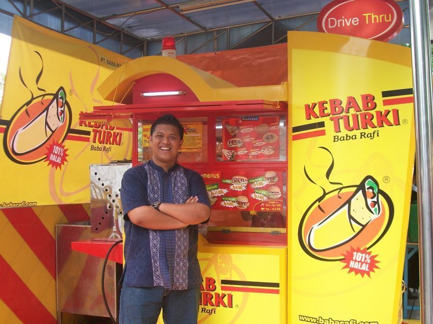 Hendy lewat Kebab Baba Rafi membuka kesempatan kerja bagi banyak 
orang