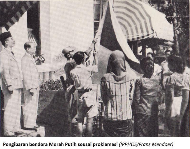 Bendera Pusaka dikibarkan