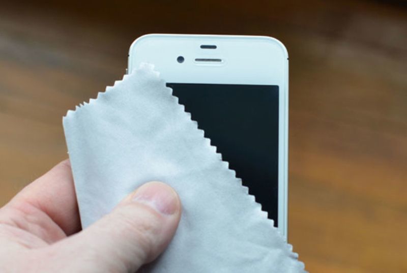 Bersihkan permukaan ponselmu