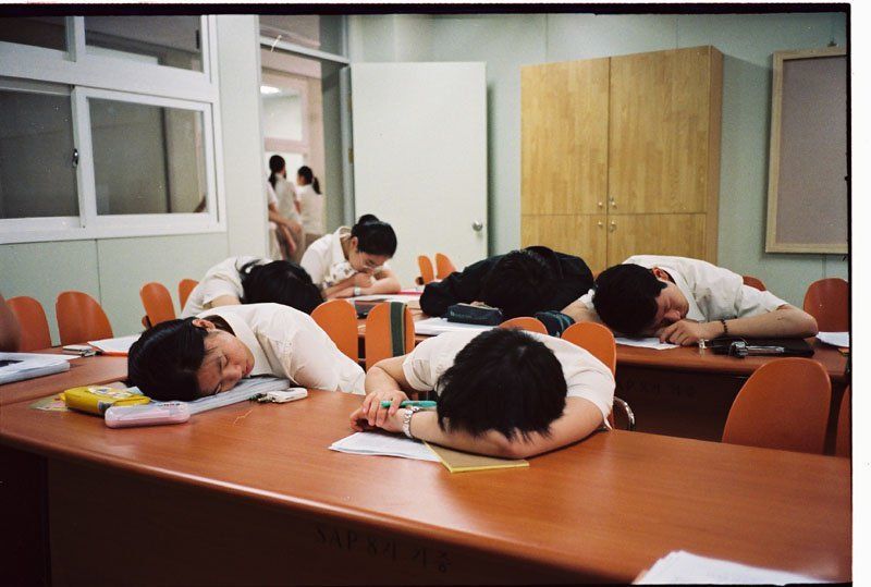Tidur di kelas nggak akan membuat dosenmu terkesan