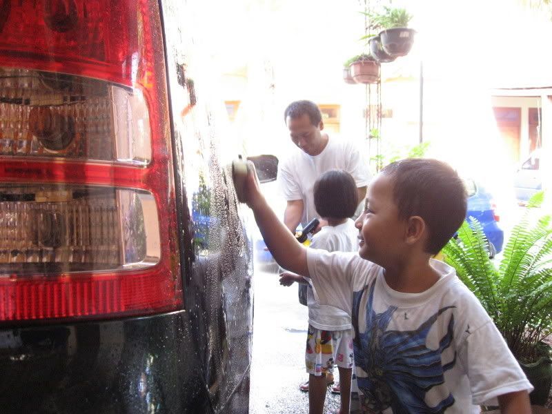 Bantu ayah cuci mobil