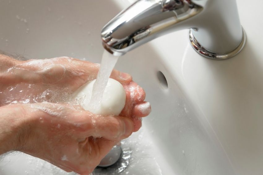 Cuci tanganmu dan aliri dengan air hangat