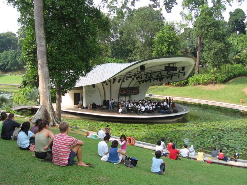 Singapore_Botanic_Gardens,_Symphony_Lake_21,_Sep_06