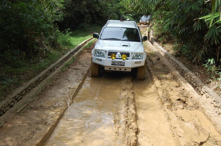 Di Kalimantan masih ada loh jalan yang begini...