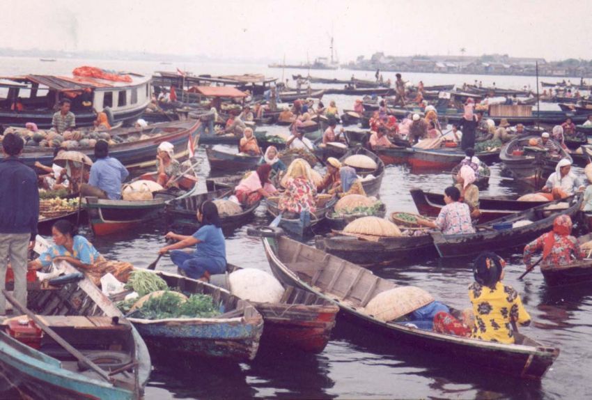 Pasar terapung di Sungai Barito