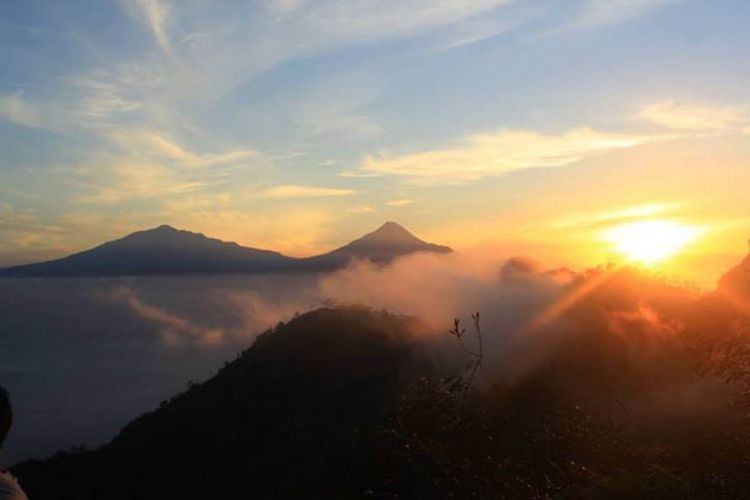 Pemandangan di Puncak Suroloyo