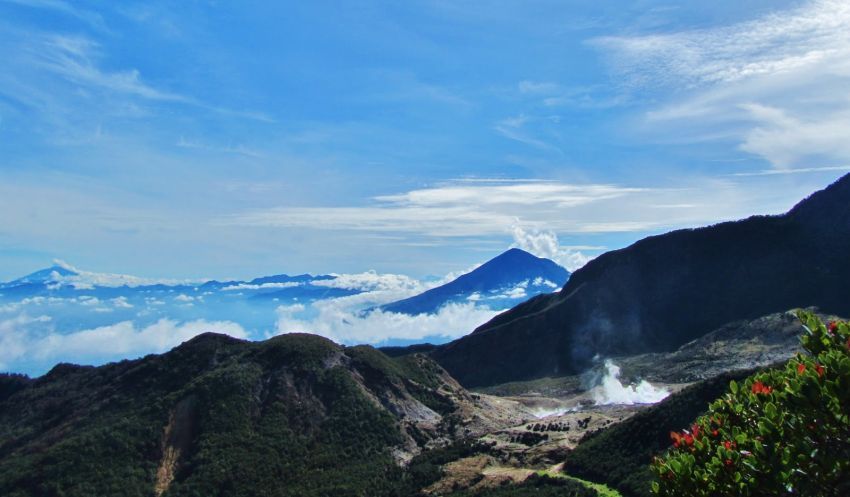 Pemandangan dari puncak Papndayan