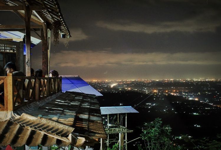 Nikmati pendar city light Jogja dari Bukit Bintang