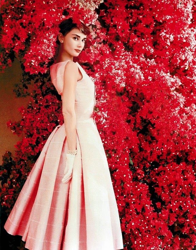 Audrey Hepburn dengan dress selutut warna pastel 