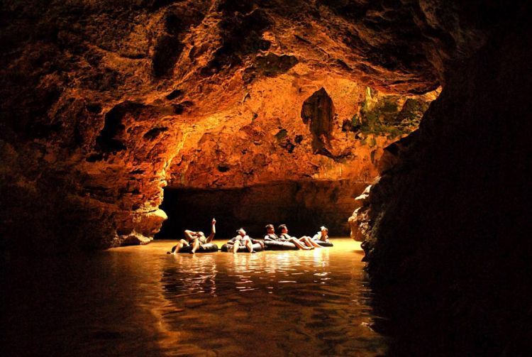 Cave tubing di Kalisuci