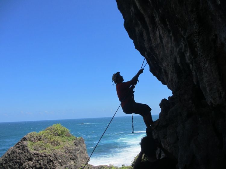 Jajal juga panjat tebing di Pantai Siung