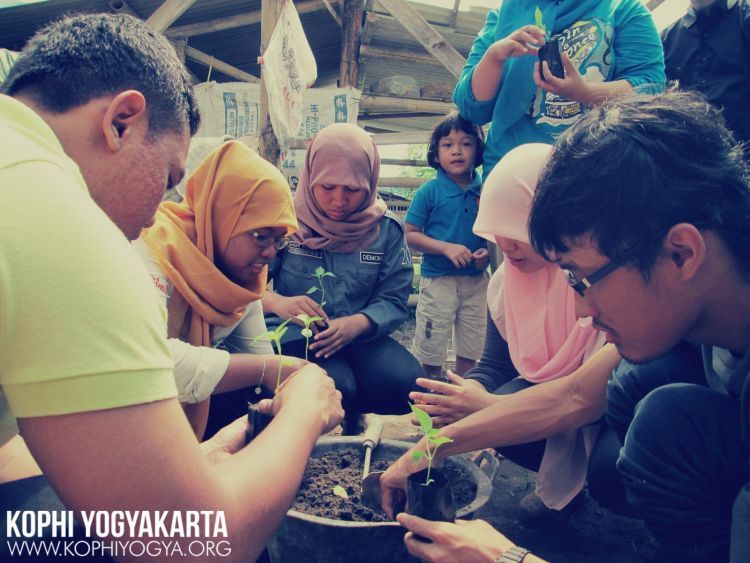 Kelilingi dengan mereka yang mendukung resolusimu