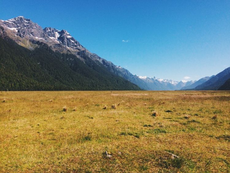 Jajaran Pegunungan Alpen Selatan di Fiordland via Azarine Kyla Arinta.