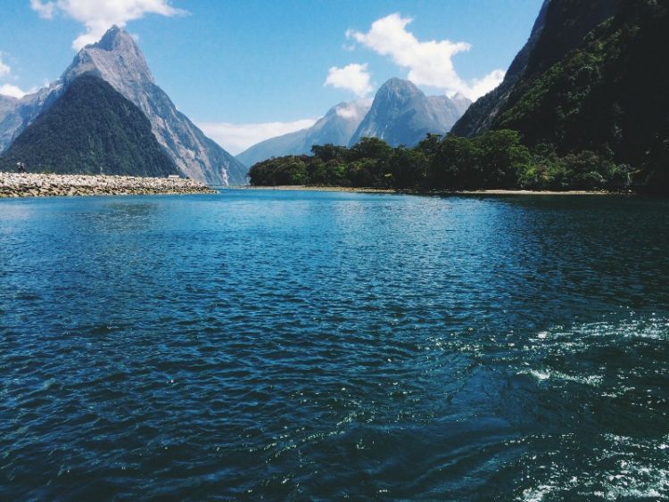 Milford Sound, Selandia Baru via Azarine Kyla Arinta.