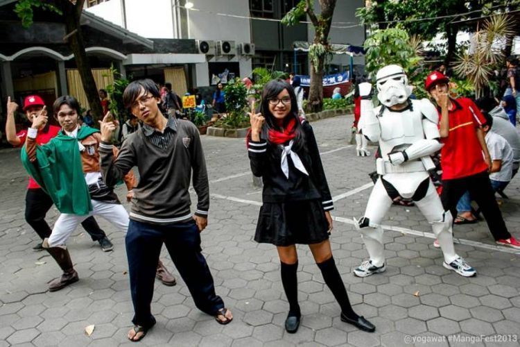 Itu yang putih juga cosplay lho 