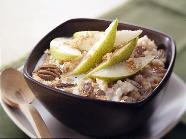 Oatmeal dengan topping buah-buahan