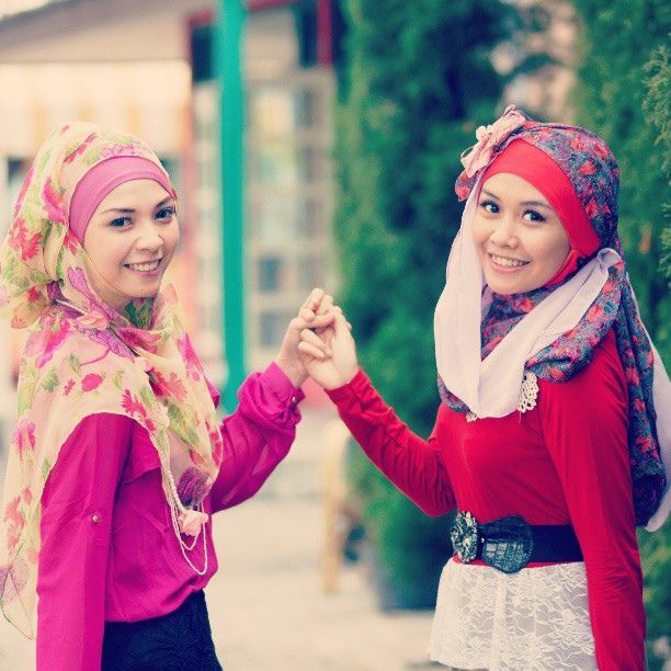 Pakai jilbab cerah