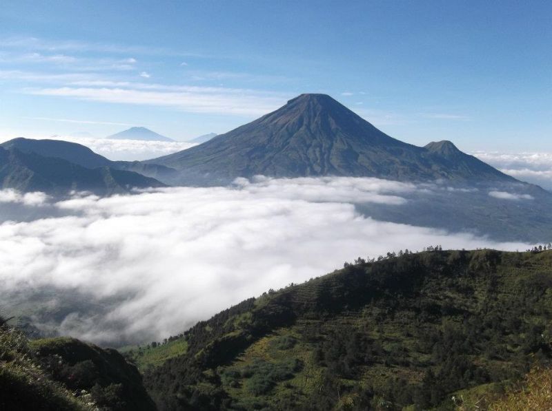 Gunung Sindoro dari Bukit Sikunir