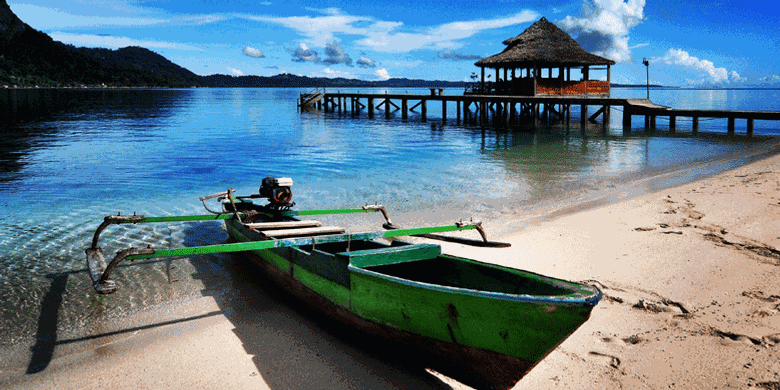 Kapal yang berlabuh di Pantai Ora