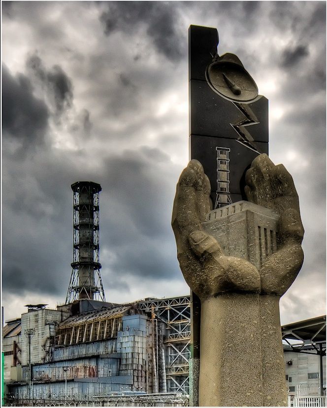 Sebuah monumen yang dibangun untuk memperingati tragedi Cherobyl
