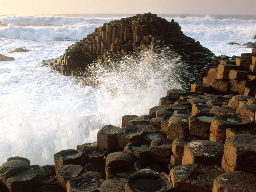 Ombak yang menabrak Giant Causeway