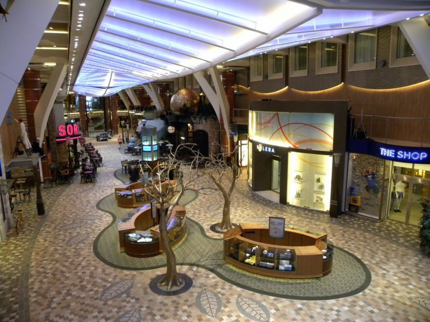 Penampakan Royal Promenade