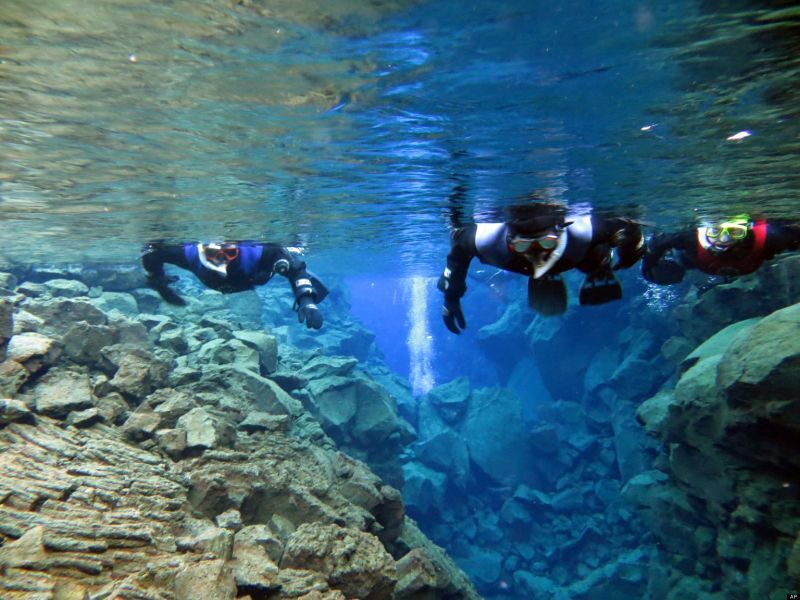 Snorkel dan diving adalah hal yang wajib dilakukan di danau ini
