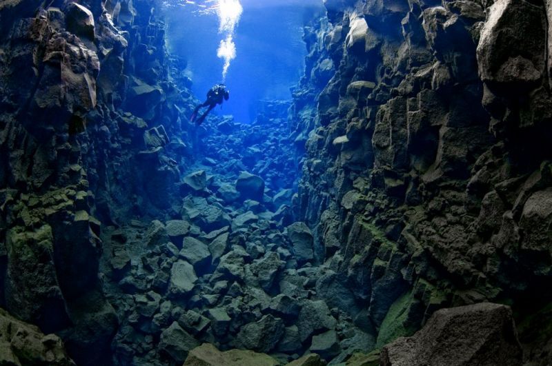 Inilah pemandangan di bawah danau Pingvallavatn