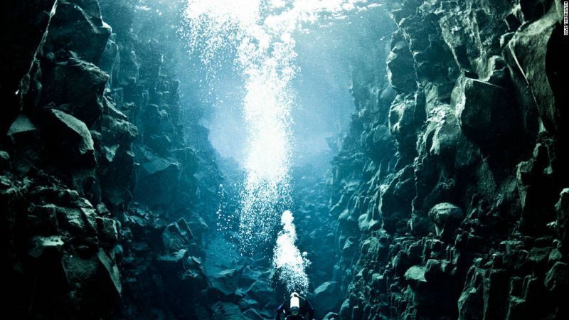 Di dasar danau ini kamu bisa melihat lempengan tektonik benua Eropa dan Amerika bagian Utara