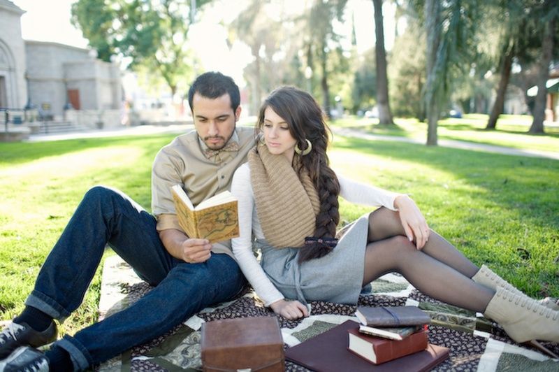 45 Buku Yang Bakal Bantu Kamu PDKT-in Cewek 99 A couple and books