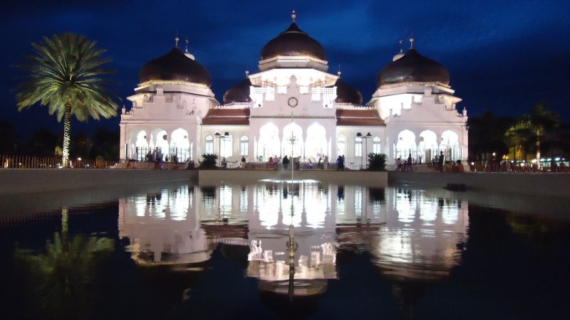 Masjid Baiturahman menjadi satu - satunya bangunan yang kokh berdiri saat tsunami Aceh
