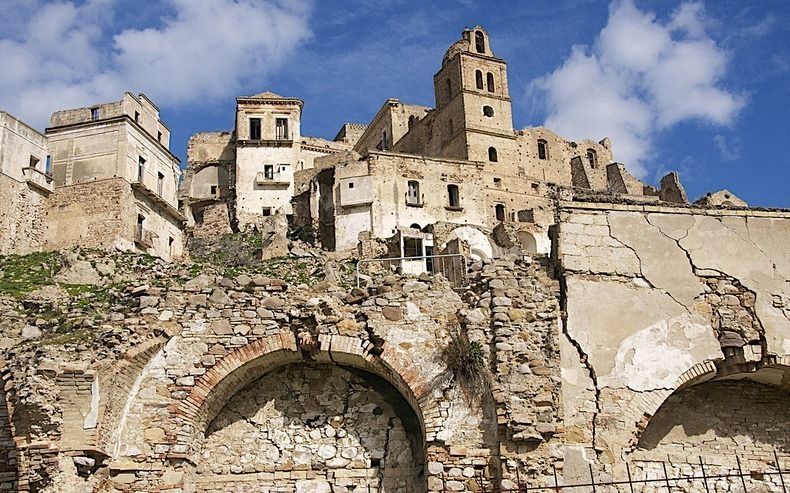 Banyaknya bencana di daerah ini membuat Craco menjadi kota mati