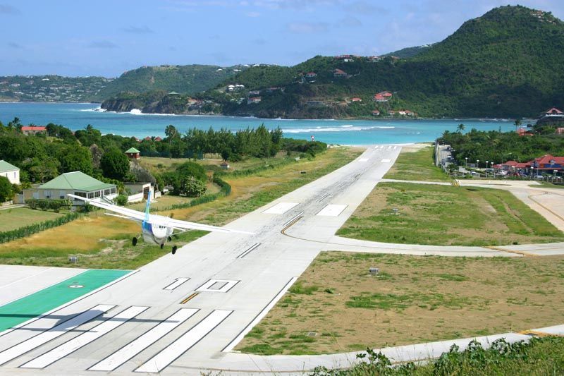 Pesawat mendarat di Bandara Saint Barts