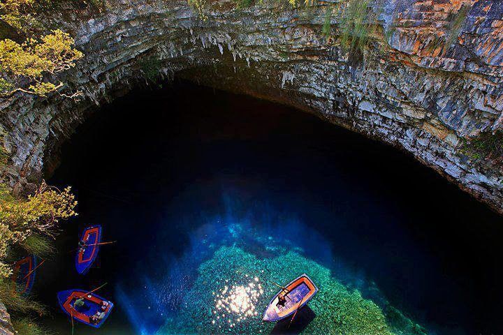 Gua Melissani dilihat dari atas