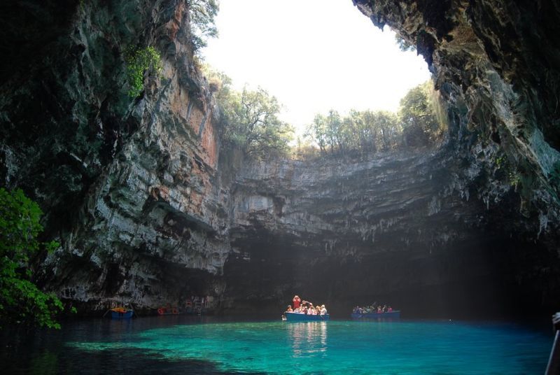 Berperahu di dalam gua