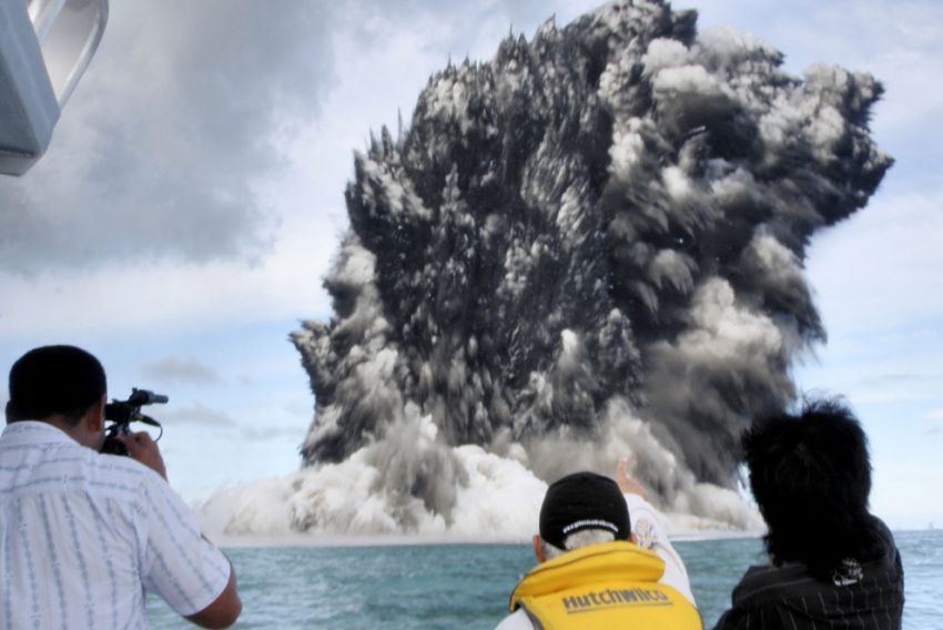 gunung api di laut