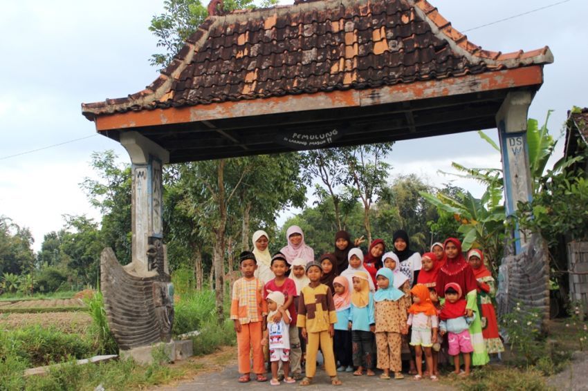 Cobalah ikut kegiatan ibadah masyarakat lokal