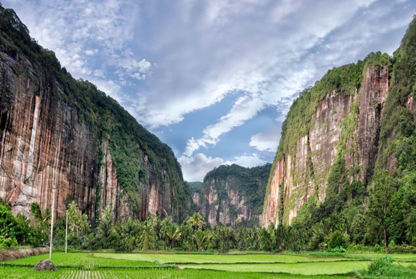 Tebing Di Lembah Harau, Sumatera Barat.