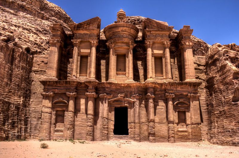 petra merupakan bangunan dari batu yang diukir