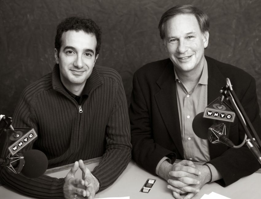 Jad Abumrad (kiri) and Robert Krulwich (kanan)