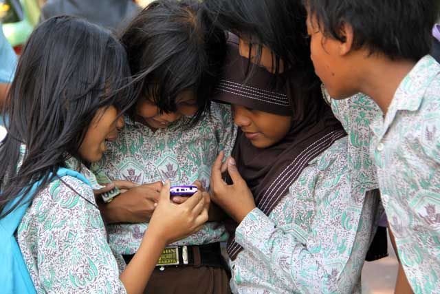 anak anak SD bermain handphone